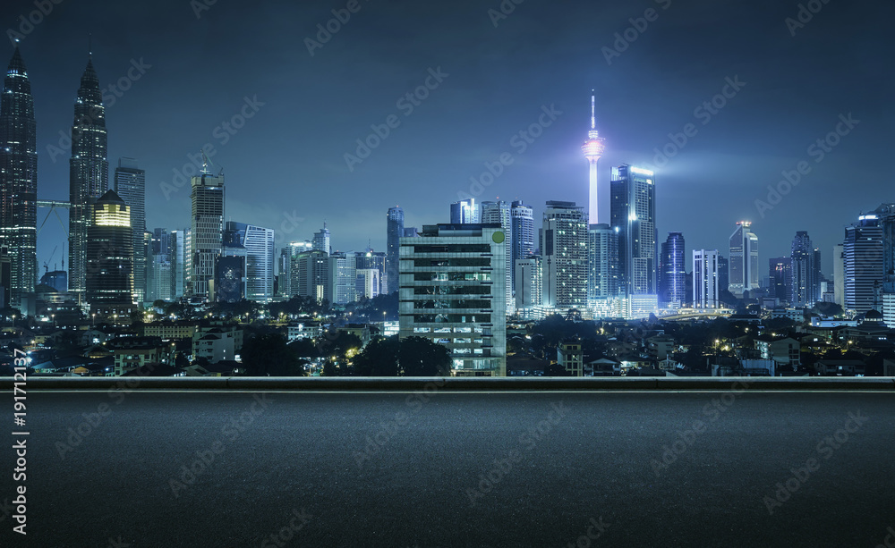 沥青路面，吉隆坡城市天际线美丽。夜景。