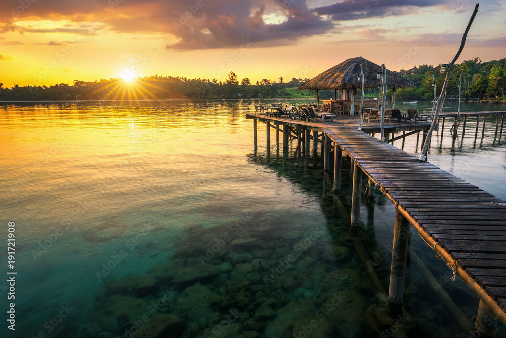 通往Koh Mak港的木桥