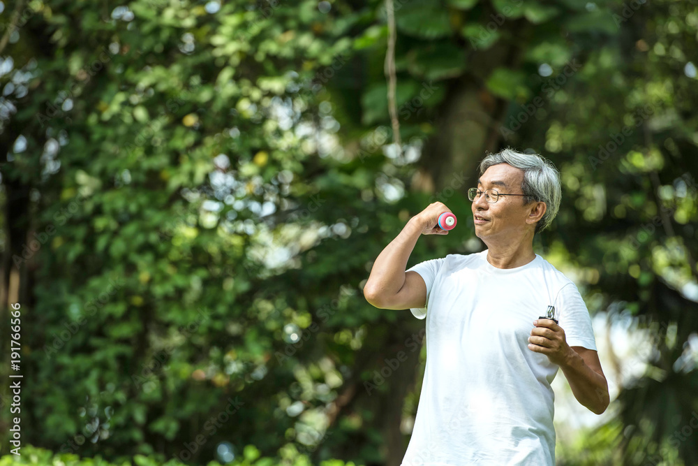 老年人正在健康锻炼。老年人拿着哑铃。软焦点概念。