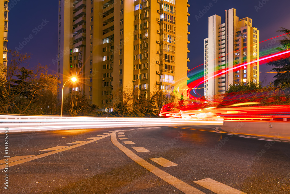 青岛市中心的建筑景观与车灯的光影