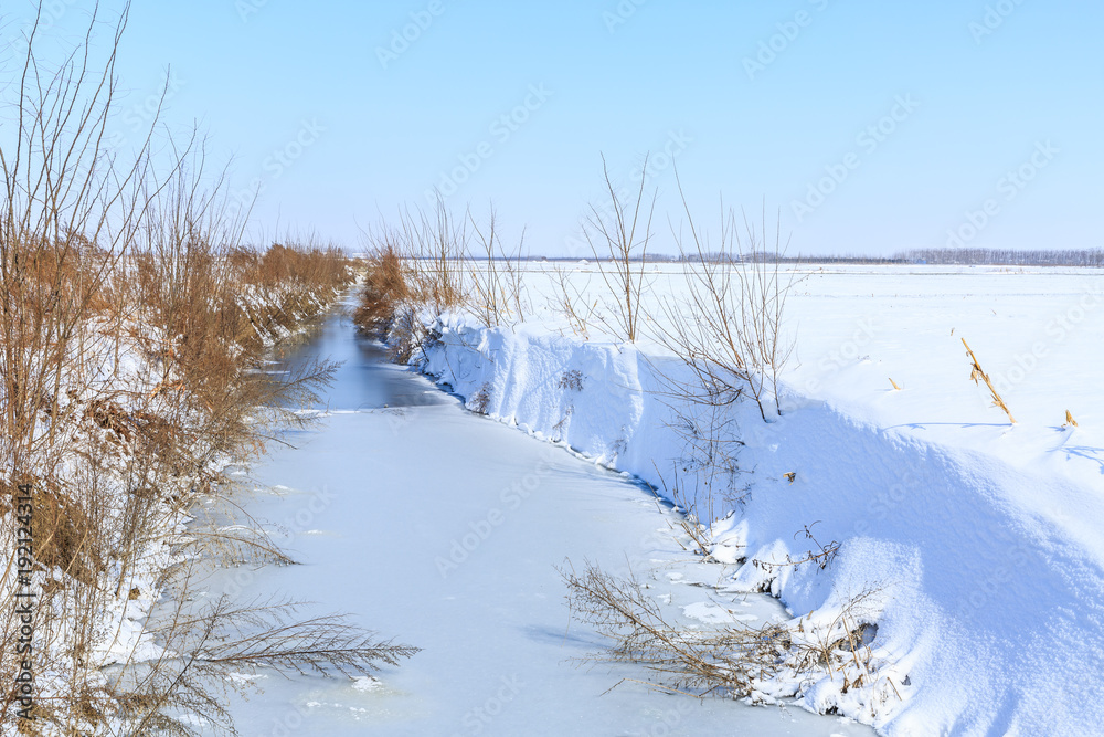 乡村的池塘和白雪景观