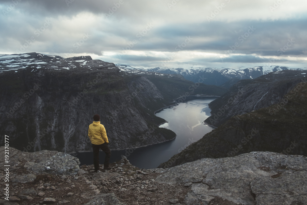 Trolltunga岩石上的孤独游客-挪威最壮观、最著名的悬崖