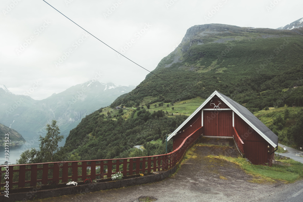 挪威西部挪威Geiranger村的红色车库。从高处俯瞰Sunnylvsfjorden峡湾