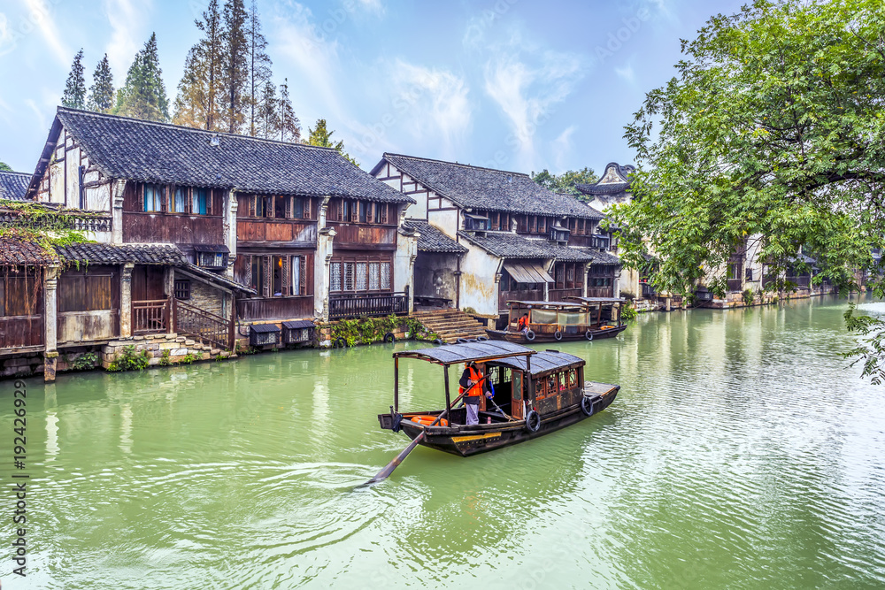 乌镇美丽的河流和古老的建筑景观