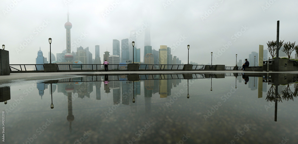 中国上海浦东建筑视图，水上倒影