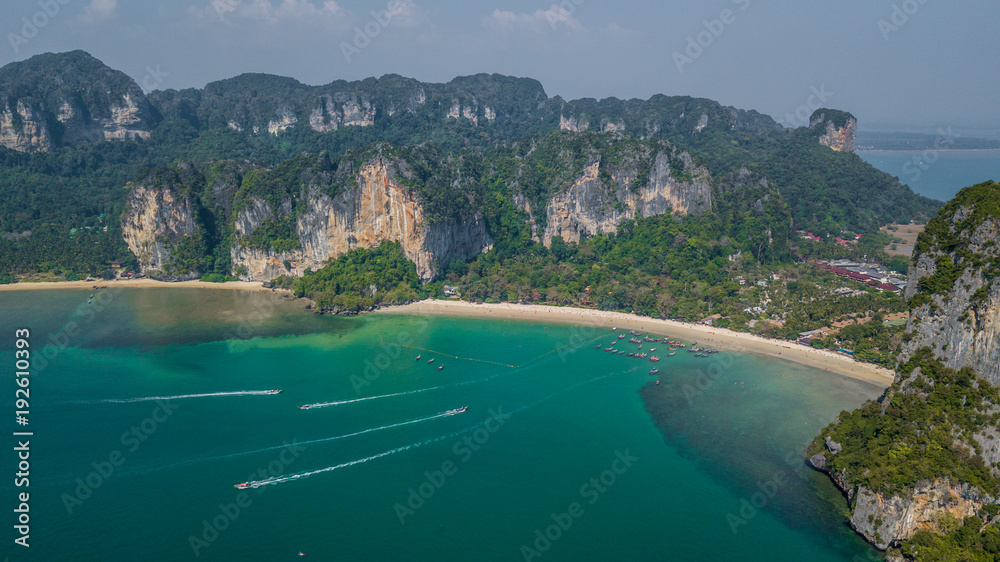 甲米的拉雷海滩，泰国甲米省拉雷海滩和海岸线的鸟瞰图。