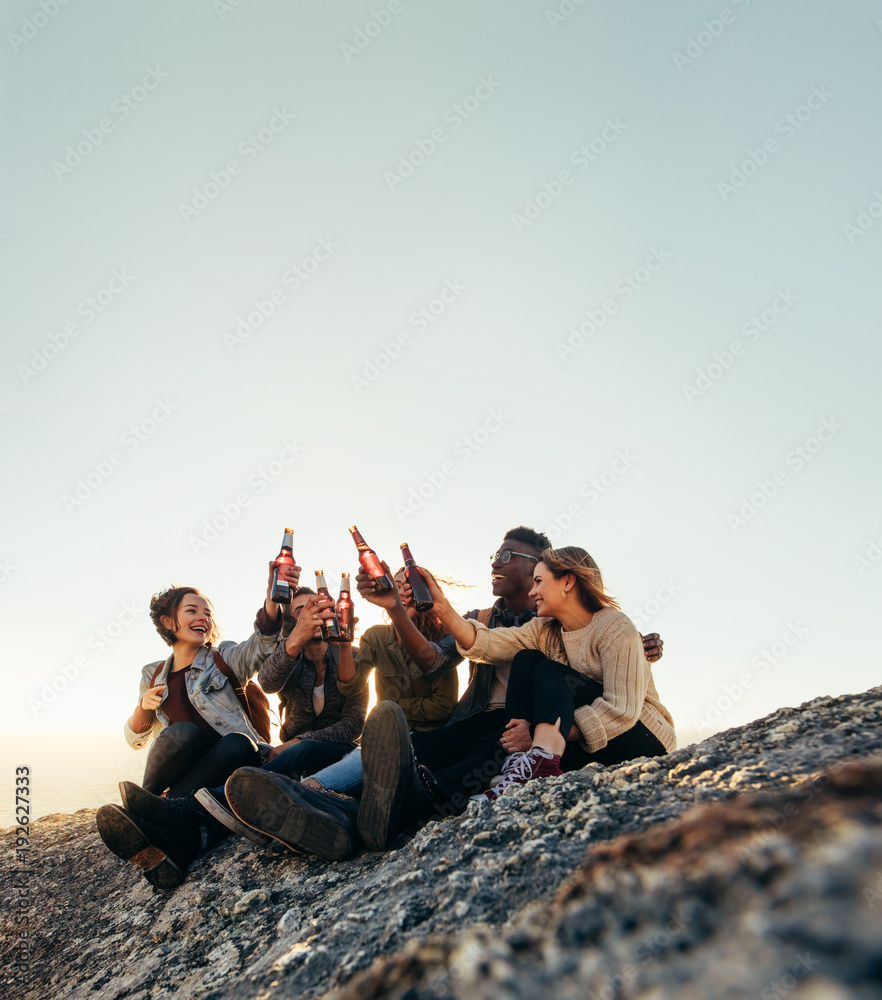 朋友在山顶上喝啤酒聚会