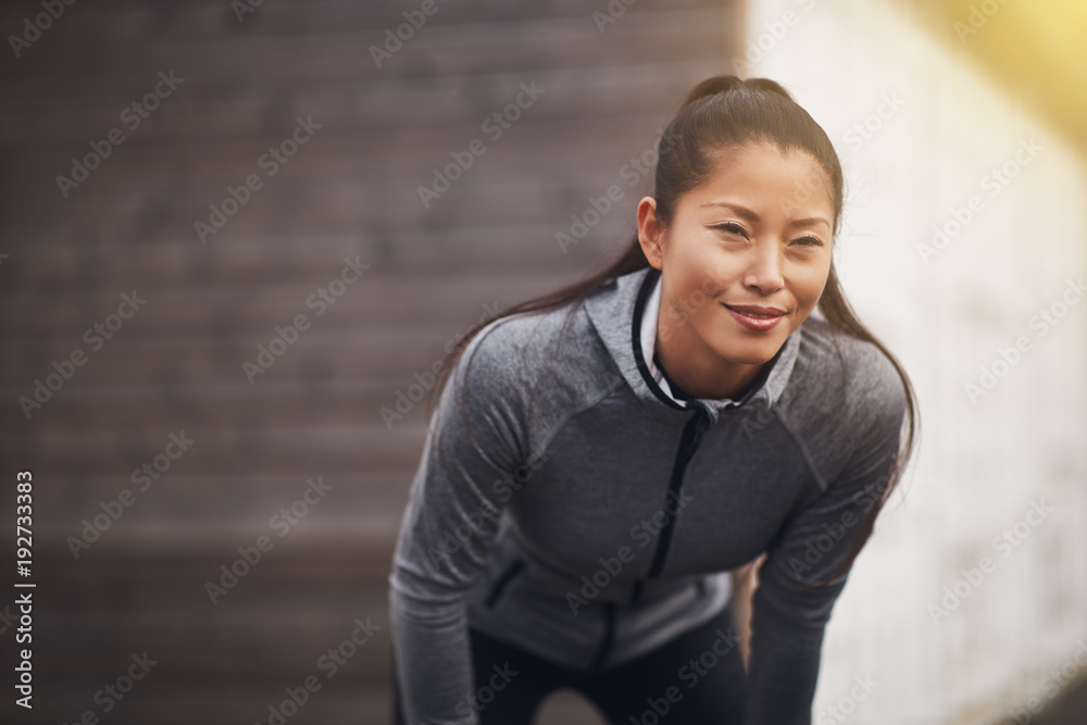 身穿运动服的亚洲年轻女子准备户外跑步