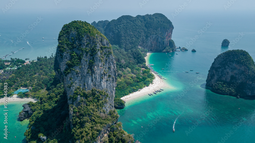 甲米的拉雷海滩，泰国甲米省拉雷海滩和海岸线的鸟瞰图。