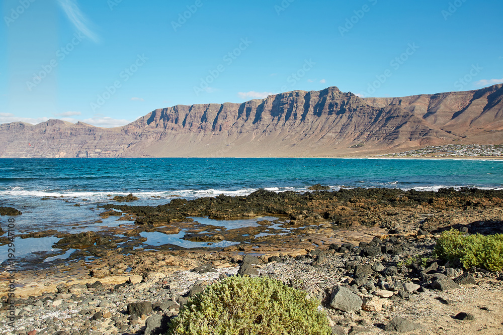 兰萨罗特火山山和大西洋景观