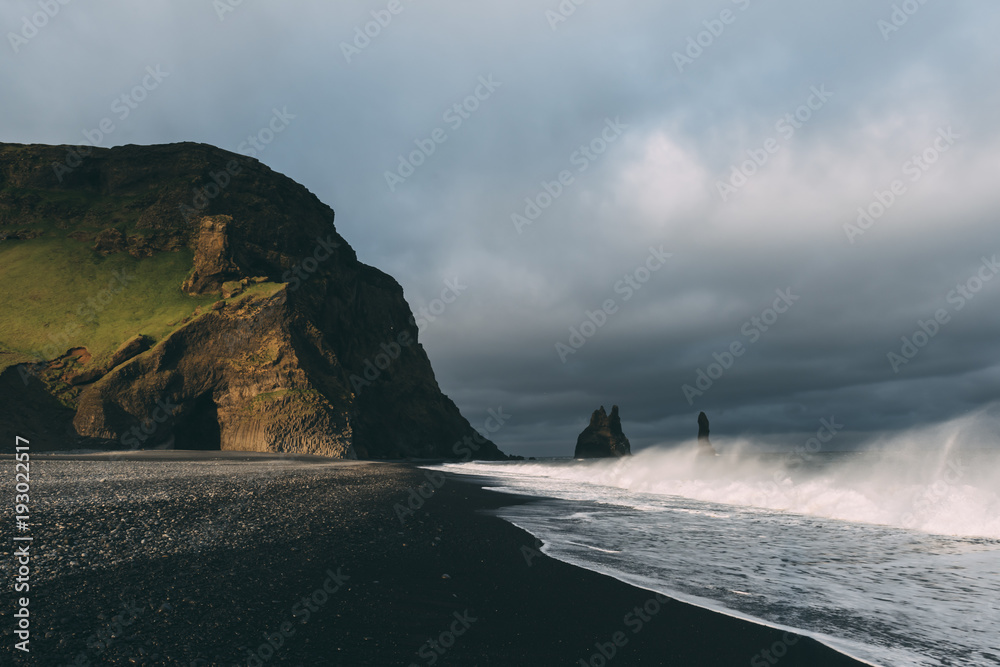 令人难以置信的黑色海滩和巨魔脚趾的景色。冰岛维克的Reynisdrangar