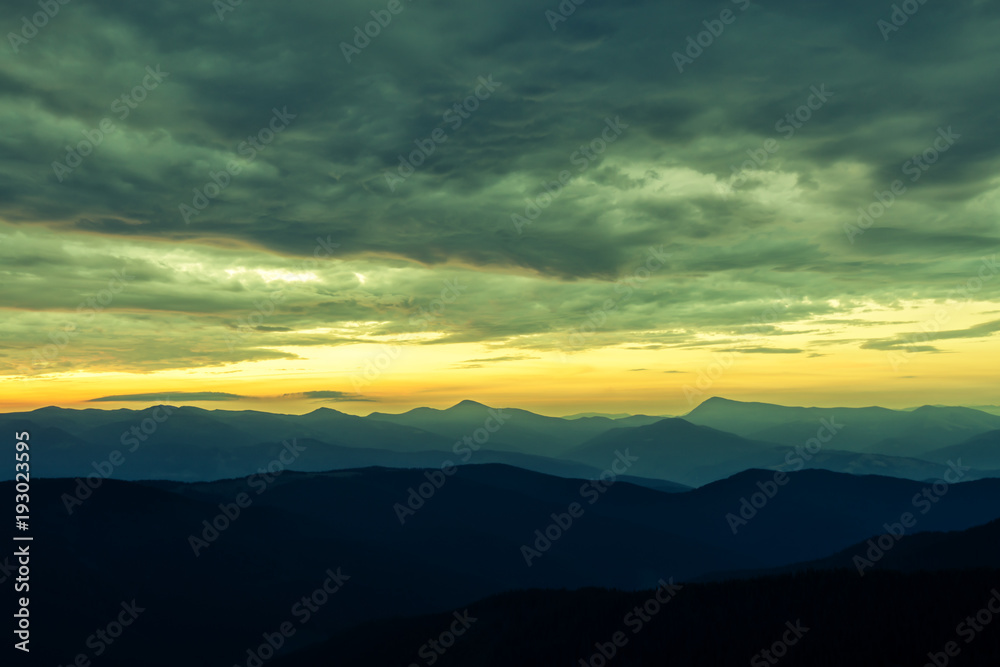 喀尔巴阡山脉上风景如画的夏季景观和五颜六色的日出。莫尔尼山脉