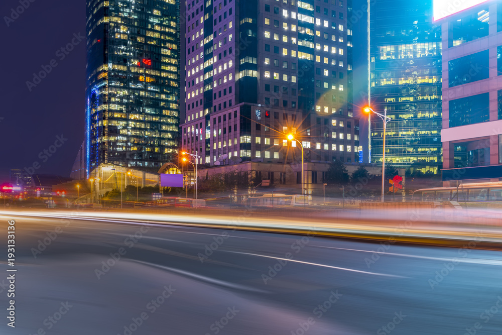 上海陆家嘴的城市道路夜景和模糊的车灯