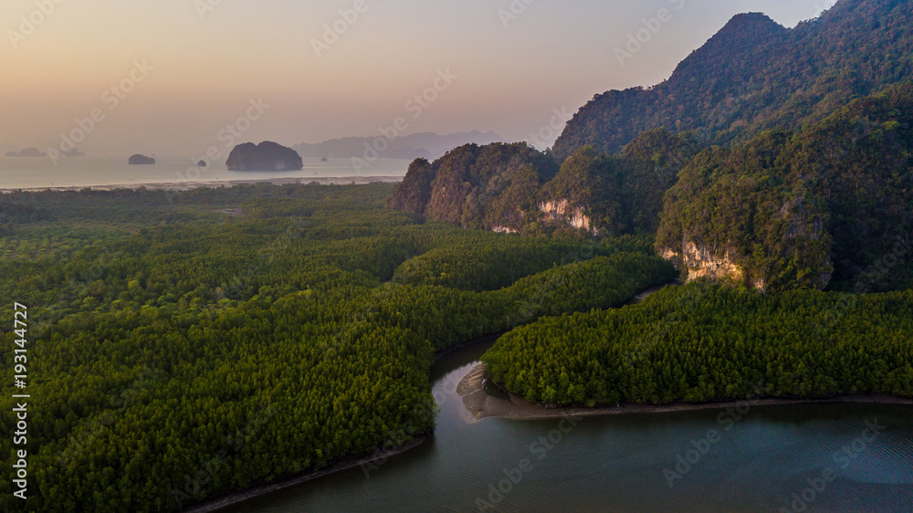 甲米附近Ao Thalane的鸟瞰图，Ao Tha Lane是著名的山地河上皮划艇之地