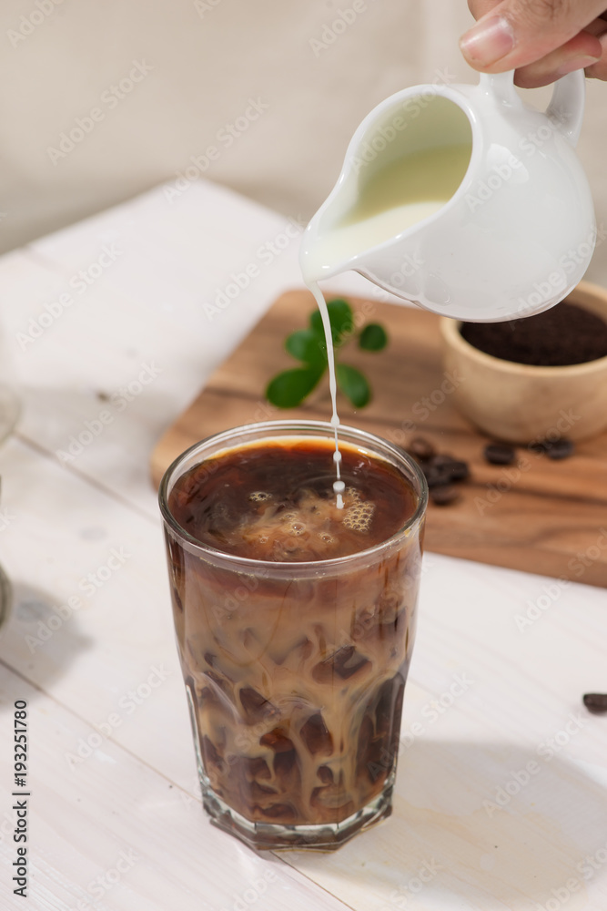 调酒师把牛奶倒进一杯咖啡里