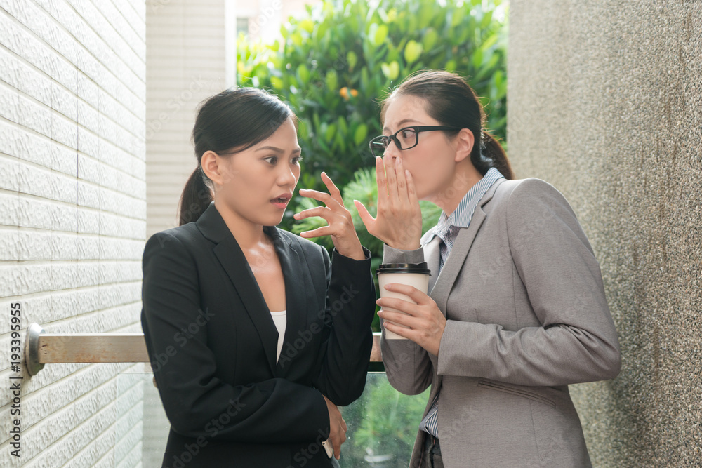 女性谈论办公室谣言