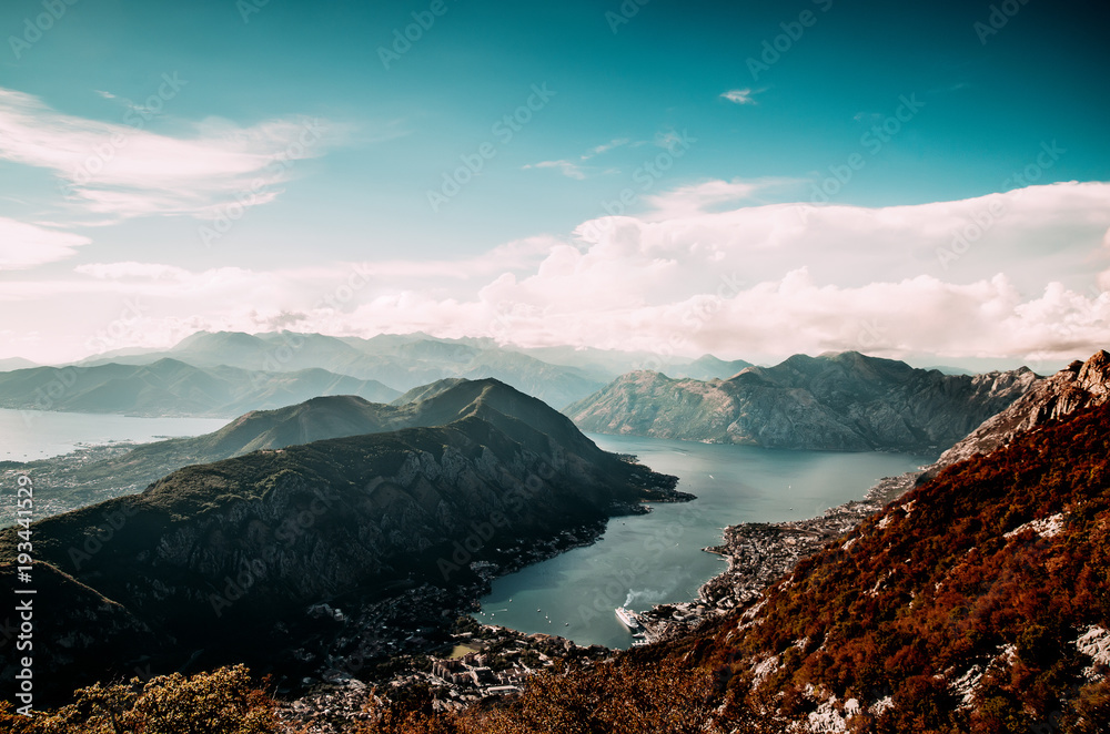 从山顶俯瞰美丽的自然。海湾美景。