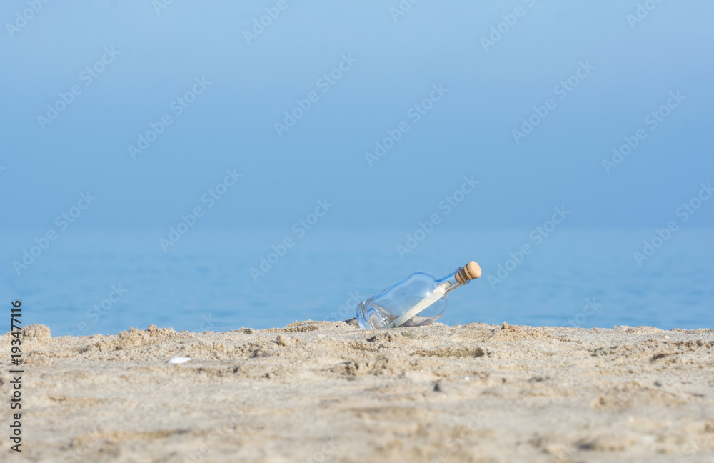 Flaschenpost am Strand