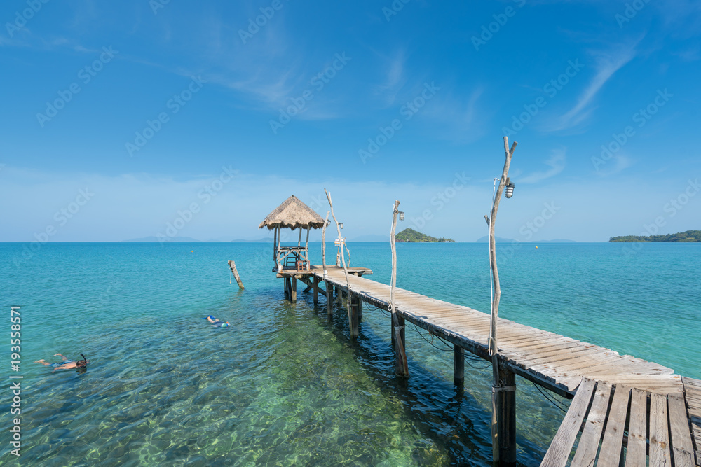 游客在泰国普吉岛热带度假胜地附近的水晶绿松石水中浮潜。夏天，瓦卡蒂