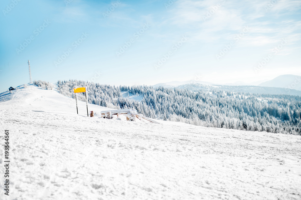 喀尔巴阡山脉带滑雪场的雪山景观