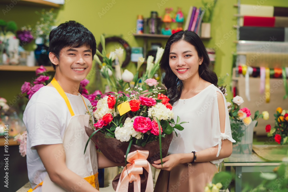 男花店老板在花店柜台献花