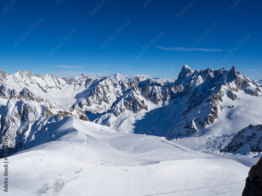 从Aiguille du Midi和Mont Blanc俯瞰山脉。白雪和蓝天。法国，1月2日