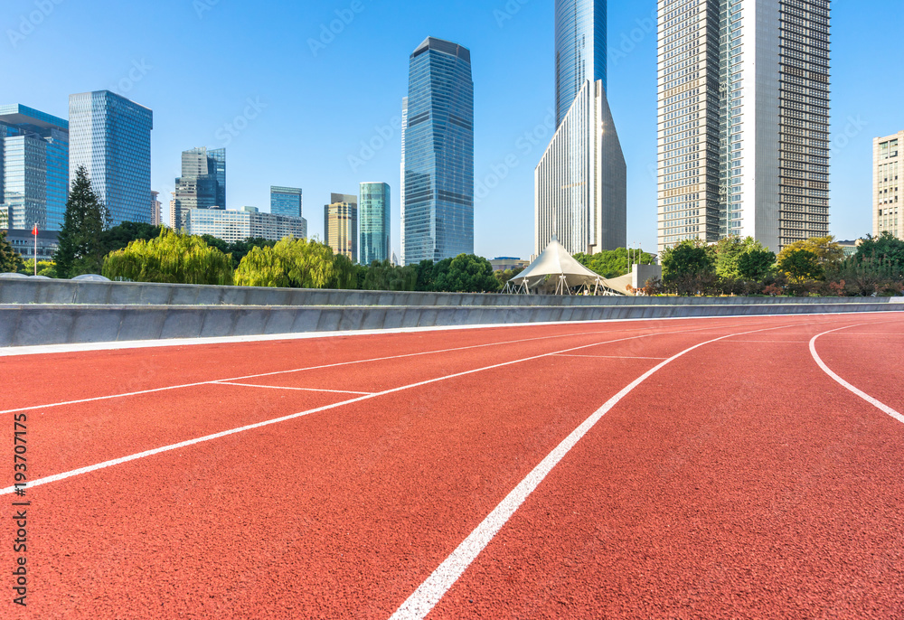 有现代建筑的空路