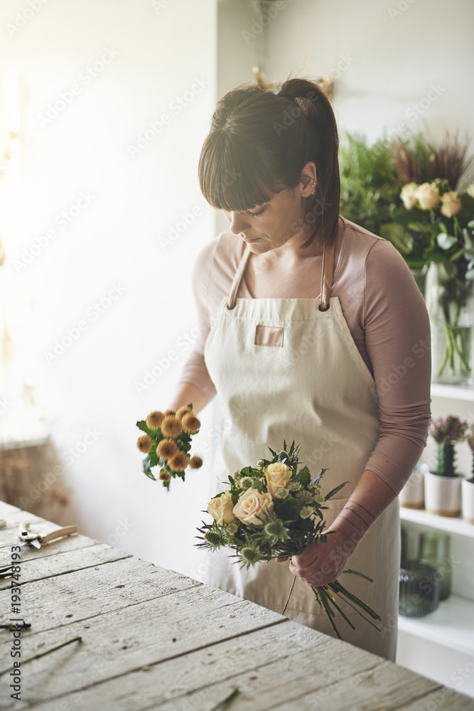 花店老板在店里的长椅上插花