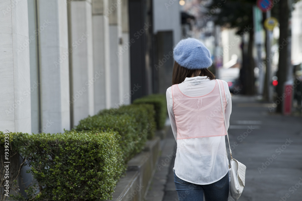 買い物に来た女の子の後ろ姿。