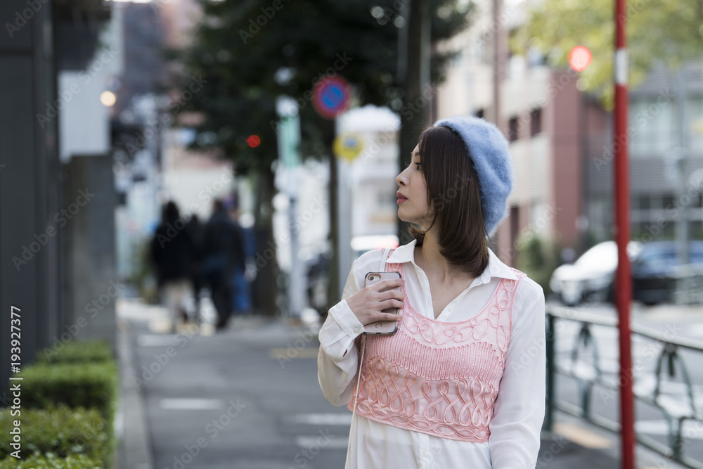 休日に街に買い物に来た美人女子大学生。