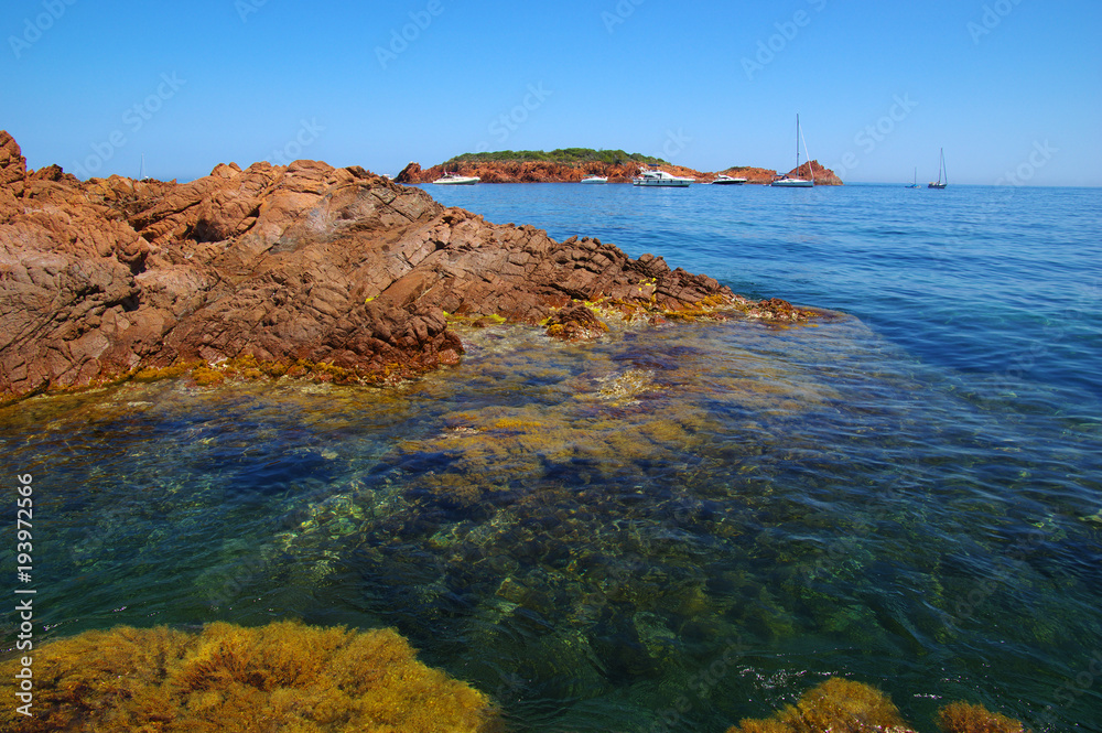 海上岩石海滩