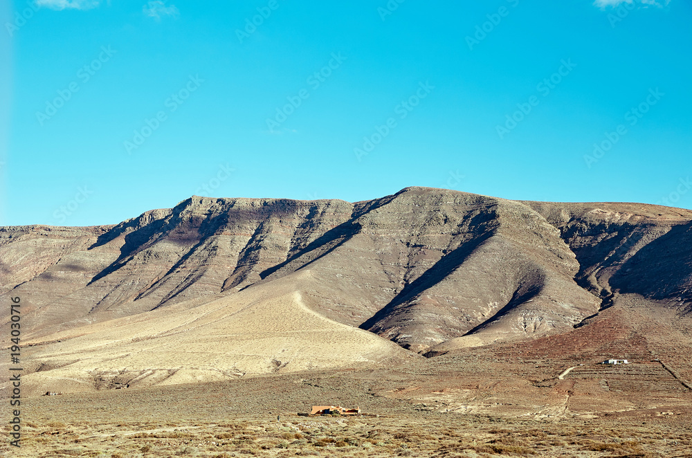 火山山丘和蓝天