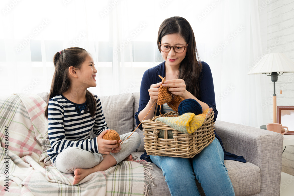 孩子们和她妈妈坐在沙发上