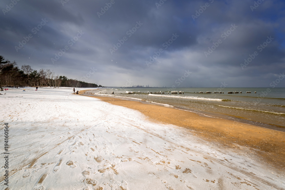 波兰格但斯克波罗的海的冬季景观