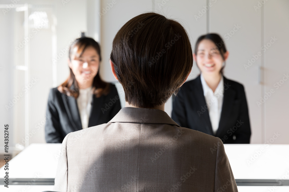 面接をする女性