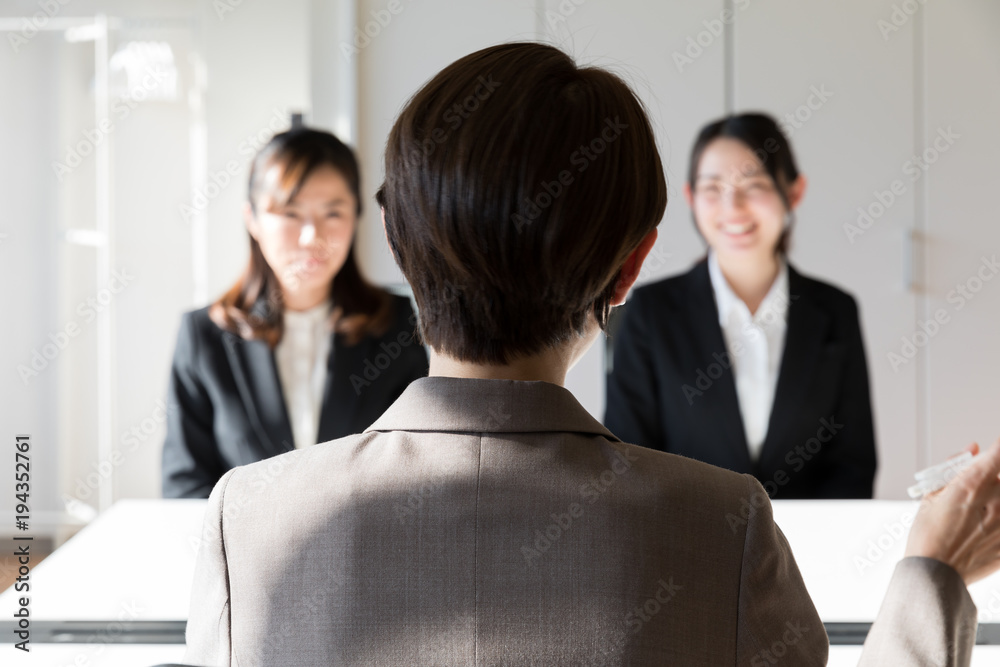 面接をする女性