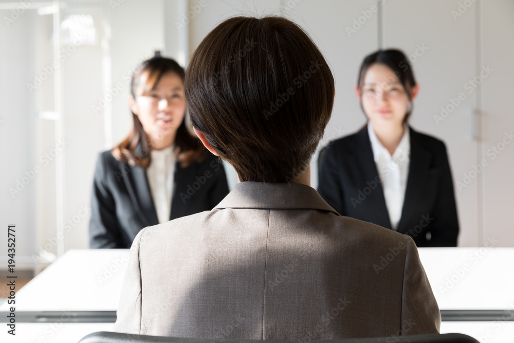 面接をする女性