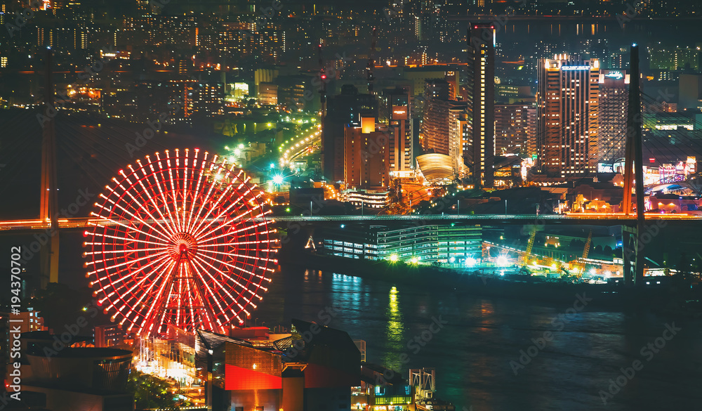 夜晚摩天轮俯瞰大阪湾港区