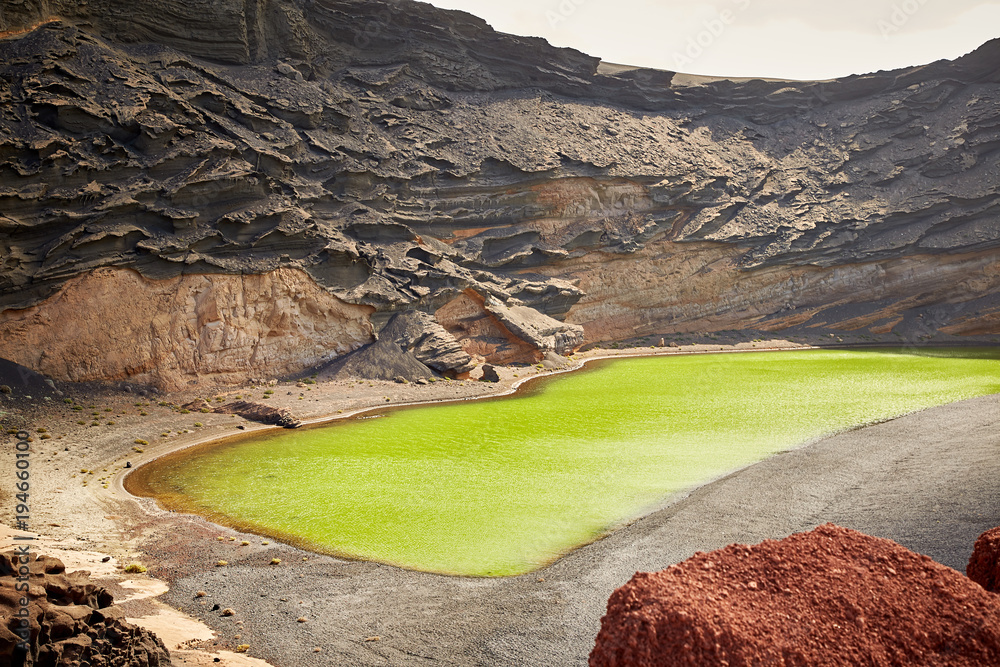 西班牙加那利群岛兰萨罗特岛的绿色火山湖Charco de los Clicos