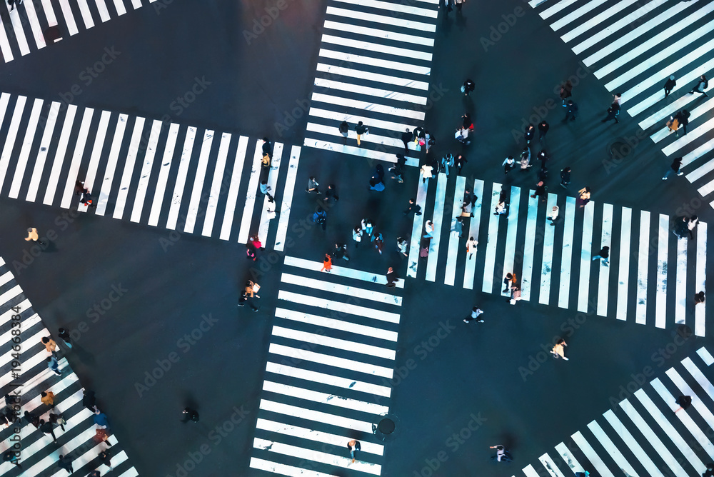 夜晚人们穿过日本东京银座一个大十字路口的鸟瞰图