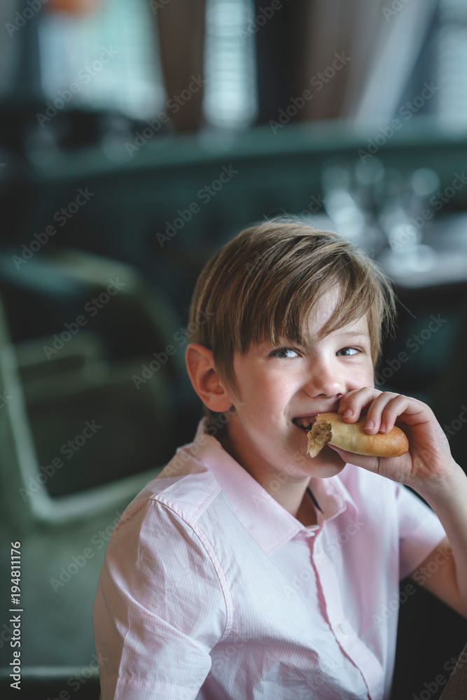 微笑的小男孩在吃馅饼