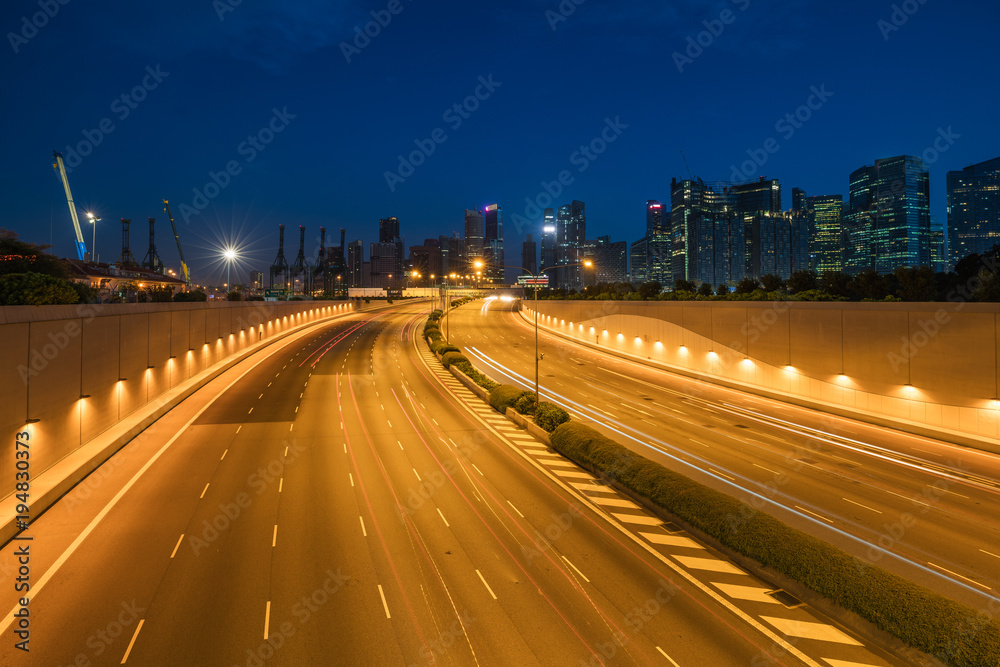 新加坡城市，滨海湾金融和贸易区的现代城市在新加坡的夜晚。亚洲