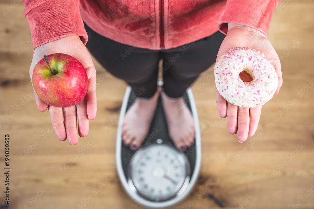 Süssigkeiten Gegen Obst und Gemüsse (Diät Konzept)