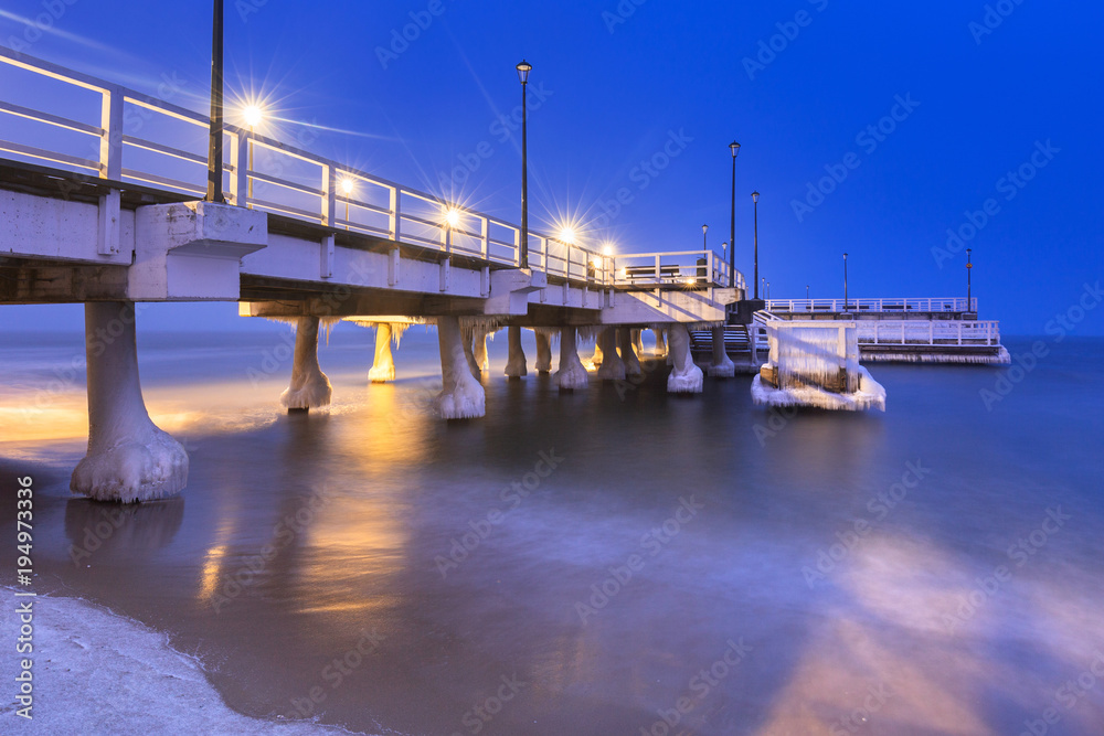 波兰格但斯克波罗的海码头的雪夜