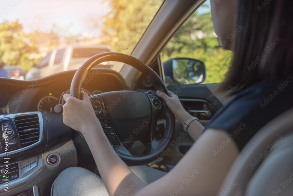 年轻女性开车