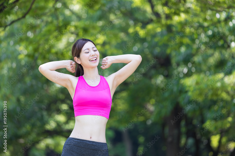 公園でリラックスするスポーティーな女性