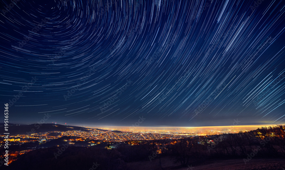 城市上空的夜空之星