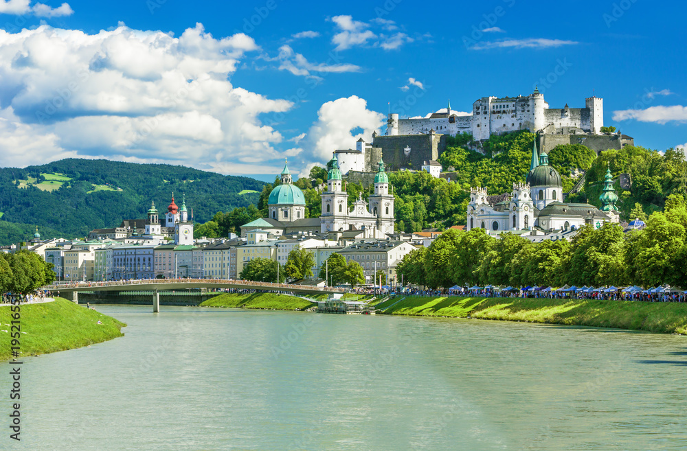 夏天，奥地利萨尔茨堡，与Festung Hohensalzburg一起欣赏萨尔茨堡天际线的美景