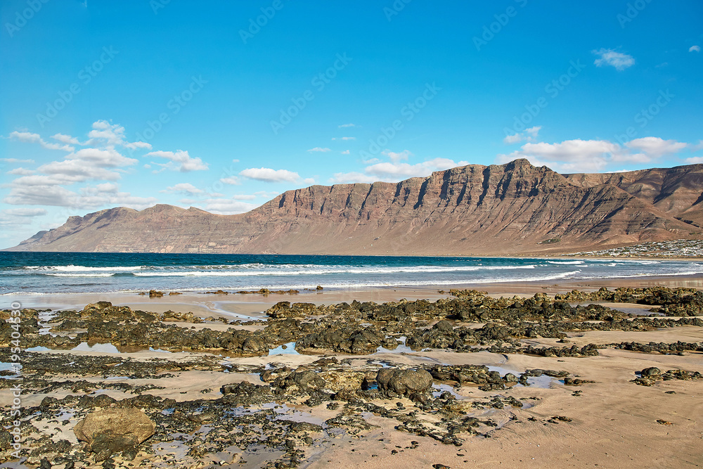 兰萨罗特火山山和大西洋景观