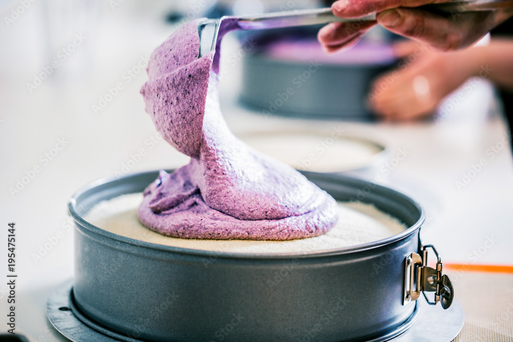 Konditor in der Küche (Torte zubereitung)